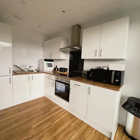 Apartman Manchester's Luxurious 2-bed Haven With Balcony - Canal Views & Proximity To United