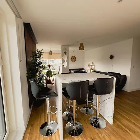 Apartman Manchester's Luxurious 2-bed Haven With Balcony - Canal Views & Proximity To United Manchester
