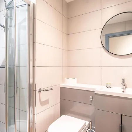 Apartment Stylish 2 Bedroom In