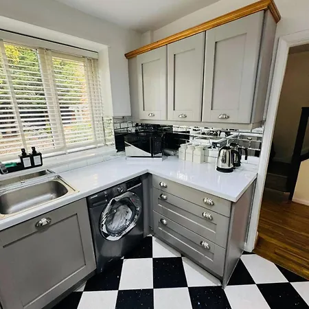 Дом отдыха The Secret Garden Retreat With Hot Tub