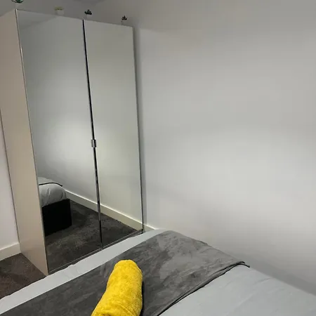 Private Bedroom In A Next To Coop Live And Eithad Stadium Homestay *