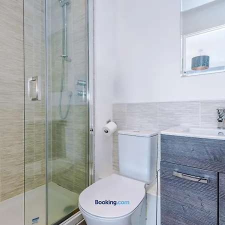 Modern 2 Bed With Balcony By Host A Apartmán