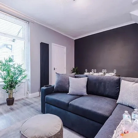 Stunning Three Bedroom House In By Eason Stays, For Oasis Reunion, Ideal For For Weekend Getaways & Business Travellers - With Free Parking For Two Cars! Nyaraló *