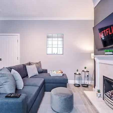 Nyaraló Stunning Three Bedroom House In By Eason Stays, For Oasis Reunion, Ideal For For Weekend Getaways & Business Travellers - With Free Parking For Two Cars! *