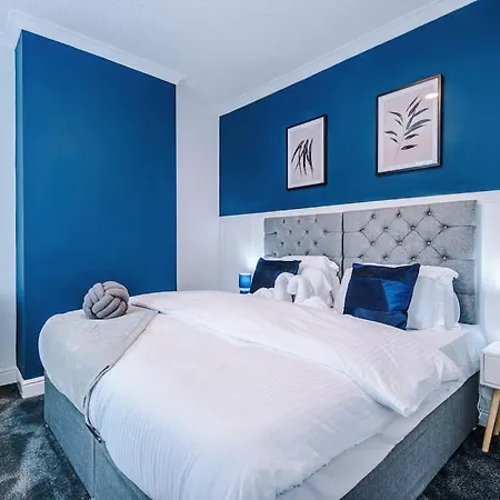 Stunning Three Bedroom House In By Eason Stays, For Oasis Reunion, Ideal For For Weekend Getaways & Business Travellers - With Free Parking For Two Cars!