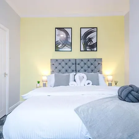 Stunning Three Bedroom House In By Eason Stays, For Oasis Reunion, Ideal For For Weekend Getaways & Business Travellers - With Free Parking For Two Cars! Nyaraló