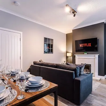 Stunning Three Bedroom House In By Eason Stays, For Oasis Reunion, Ideal For For Weekend Getaways & Business Travellers - With Free Parking For Two Cars! Manchester