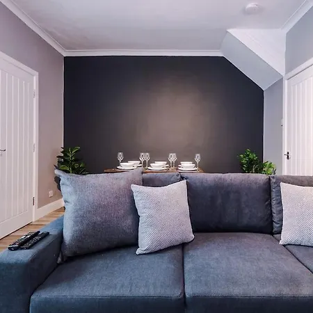Nyaraló Stunning Three Bedroom House In By Eason Stays, For Oasis Reunion, Ideal For For Weekend Getaways & Business Travellers - With Free Parking For Two Cars! *