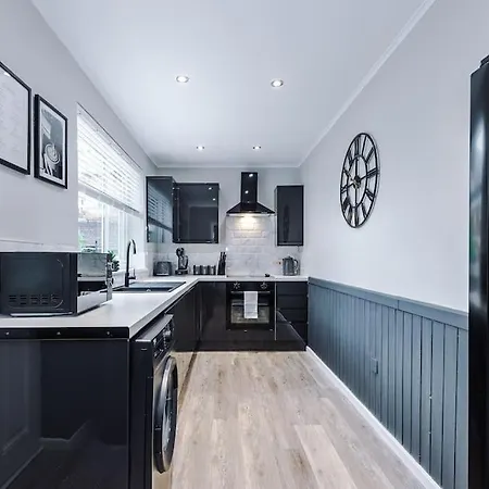 Stunning Three Bedroom House In By Eason Stays, For Oasis Reunion, Ideal For For Weekend Getaways & Business Travellers - With Free Parking For Two Cars!