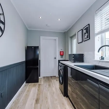 Nyaraló Stunning Three Bedroom House In By Eason Stays, For Oasis Reunion, Ideal For For Weekend Getaways & Business Travellers - With Free Parking For Two Cars!
