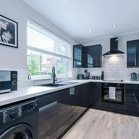 Nyaraló Stunning Three Bedroom House In By Eason Stays, For Oasis Reunion, Ideal For For Weekend Getaways & Business Travellers - With Free Parking For Two Cars! *