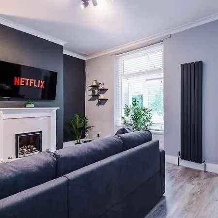 Stunning Three Bedroom House In By Eason Stays, For Oasis Reunion, Ideal For For Weekend Getaways & Business Travellers - With Free Parking For Two Cars!