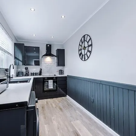 Stunning Three Bedroom House In By Eason Stays, For Oasis Reunion, Ideal For For Weekend Getaways & Business Travellers - With Free Parking For Two Cars! *