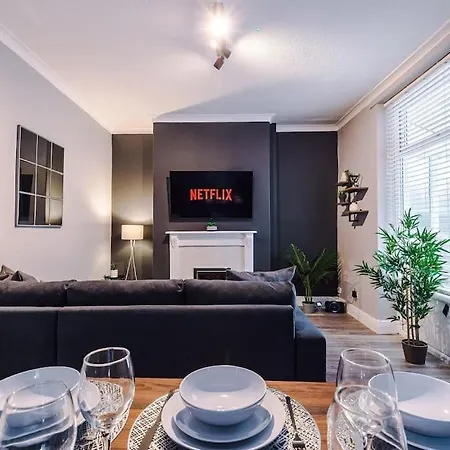 Stunning Three Bedroom House In By Eason Stays, For Oasis Reunion, Ideal For For Weekend Getaways & Business Travellers - With Free Parking For Two Cars! * Manchester