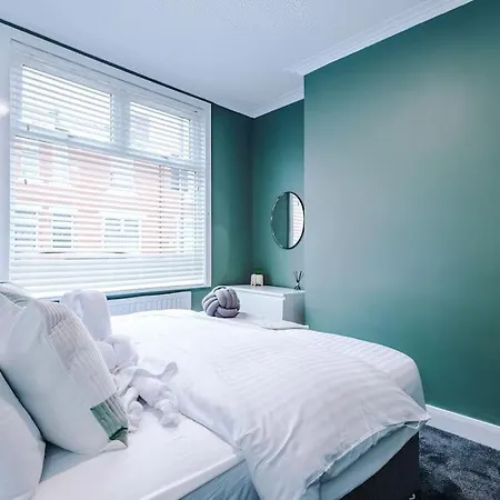 Stunning Three Bedroom House In By Eason Stays, For Oasis Reunion, Ideal For For Weekend Getaways & Business Travellers - With Free Parking For Two Cars! Nyaraló