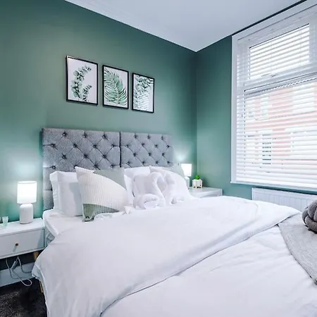Nyaraló Stunning Three Bedroom House In By Eason Stays, For Oasis Reunion, Ideal For For Weekend Getaways & Business Travellers - With Free Parking For Two Cars!