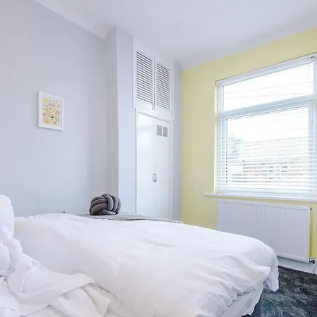 Stunning Three Bedroom House In By Eason Stays, For Oasis Reunion, Ideal For For Weekend Getaways & Business Travellers - With Free Parking For Two Cars! Nyaraló *