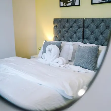 Nyaraló Stunning Three Bedroom House In By Eason Stays, For Oasis Reunion, Ideal For For Weekend Getaways & Business Travellers - With Free Parking For Two Cars! *