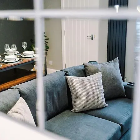 Stunning Three Bedroom House In By Eason Stays, For Oasis Reunion, Ideal For For Weekend Getaways & Business Travellers - With Free Parking For Two Cars! *