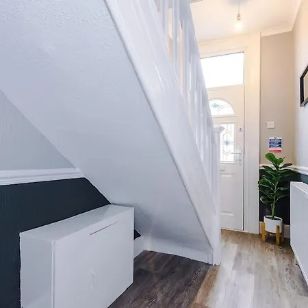Stunning Three Bedroom House In By Eason Stays, For Oasis Reunion, Ideal For For Weekend Getaways & Business Travellers - With Free Parking For Two Cars!