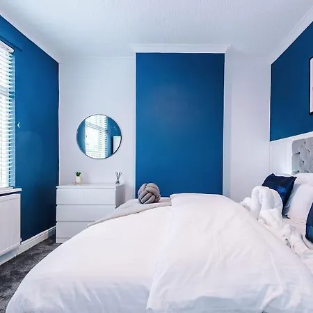 Stunning Three Bedroom House In By Eason Stays, For Oasis Reunion, Ideal For For Weekend Getaways & Business Travellers - With Free Parking For Two Cars! Nyaraló