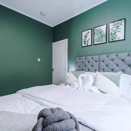 Stunning Three Bedroom House In By Eason Stays, For Oasis Reunion, Ideal For For Weekend Getaways & Business Travellers - With Free Parking For Two Cars! Nyaraló *