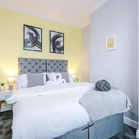 Nyaraló Stunning Three Bedroom House In By Eason Stays, For Oasis Reunion, Ideal For For Weekend Getaways & Business Travellers - With Free Parking For Two Cars! *