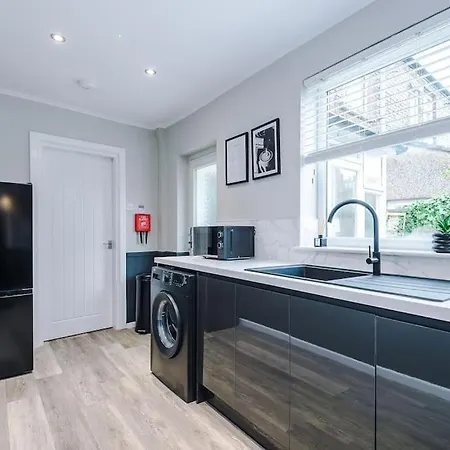 Stunning Three Bedroom House In By Eason Stays, For Oasis Reunion, Ideal For For Weekend Getaways & Business Travellers - With Free Parking For Two Cars! Manchester