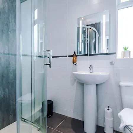 Stunning Three Bedroom House In By Eason Stays, For Oasis Reunion, Ideal For For Weekend Getaways & Business Travellers - With Free Parking For Two Cars! Nyaraló *