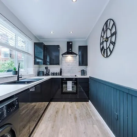 Nyaraló Stunning Three Bedroom House In By Eason Stays, For Oasis Reunion, Ideal For For Weekend Getaways & Business Travellers - With Free Parking For Two Cars! *