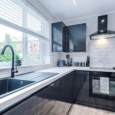 Stunning Three Bedroom House In By Eason Stays, For Oasis Reunion, Ideal For For Weekend Getaways & Business Travellers - With Free Parking For Two Cars! *