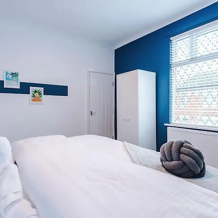 Nyaraló Stunning Three Bedroom House In By Eason Stays, For Oasis Reunion, Ideal For For Weekend Getaways & Business Travellers - With Free Parking For Two Cars! *