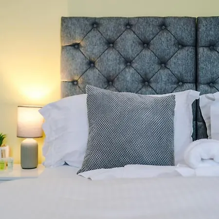 Stunning Three Bedroom House In By Eason Stays, For Oasis Reunion, Ideal For For Weekend Getaways & Business Travellers - With Free Parking For Two Cars! Nyaraló Manchester