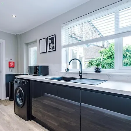Stunning Three Bedroom House In By Eason Stays, For Oasis Reunion, Ideal For For Weekend Getaways & Business Travellers - With Free Parking For Two Cars! *