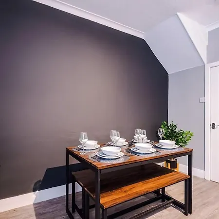 Stunning Three Bedroom House In By Eason Stays, For Oasis Reunion, Ideal For For Weekend Getaways & Business Travellers - With Free Parking For Two Cars! * Manchester