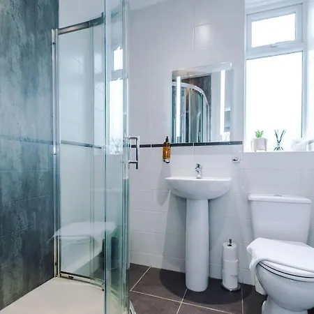 Stunning Three Bedroom House In By Eason Stays, For Oasis Reunion, Ideal For For Weekend Getaways & Business Travellers - With Free Parking For Two Cars! *