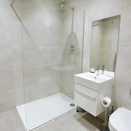 Pass The Keys Luxury New Build 5 Mins From Centre Апартаменты *