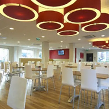 Travelodge Salford Quays Манчестер