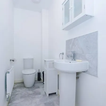 Sleeps 7, Stunning Home, Free Parking, Perfect For Groups, Long Term Disc דירה *