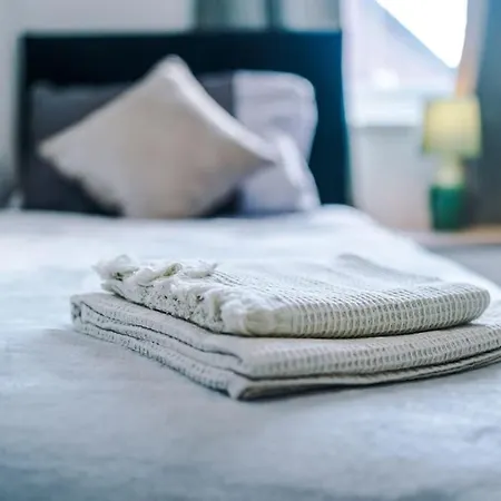 Sleeps 7, Stunning Home, Free Parking, Perfect For Groups, Long Term Disc Apartman *