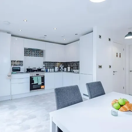 Sleeps 7, Stunning Home, Free Parking, Perfect For Groups, Long Term Disc דירה *