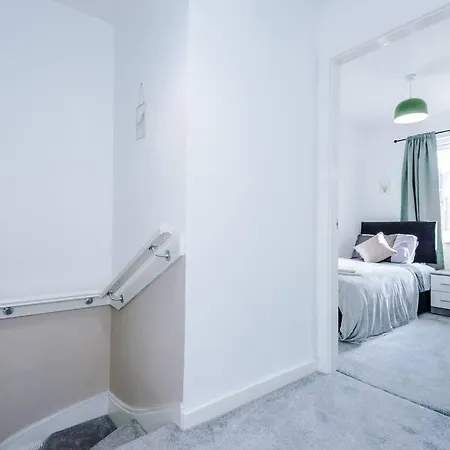 דירה Sleeps 7, Stunning Home, Free Parking, Perfect For Groups, Long Term Disc