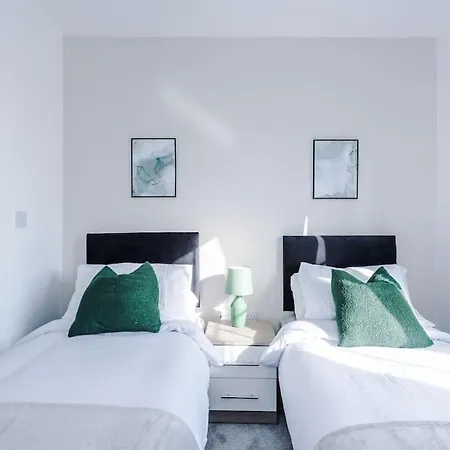 Sleeps 7, Stunning Home, Free Parking, Perfect For Groups, Long Term Disc מנצ'סטר