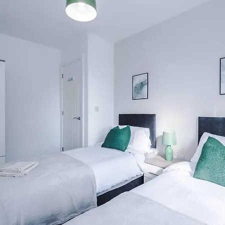 Sleeps 7, Stunning Home, Free Parking, Perfect For Groups, Long Term Disc דירה