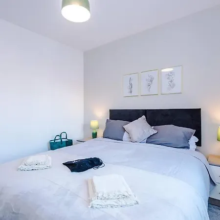Sleeps 7, Stunning Home, Free Parking, Perfect For Groups, Long Term Disc דירה
