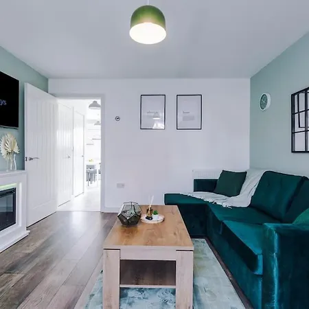 Sleeps 7, Stunning Home, Free Parking, Perfect For Groups, Long Term Disc דירה *