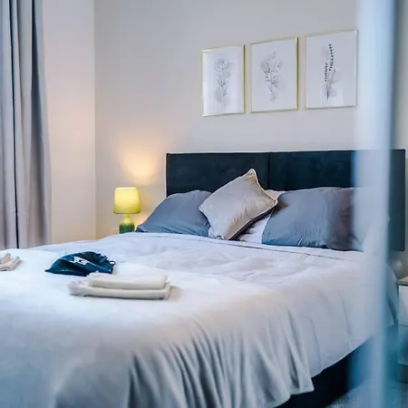Sleeps 7, Stunning Home, Free Parking, Perfect For Groups, Long Term Disc דירה