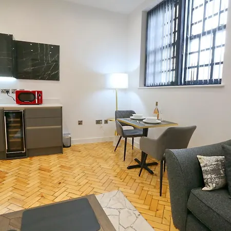 Beautiful Newly Built Flat - Walk To Centre - Pass The Keys *