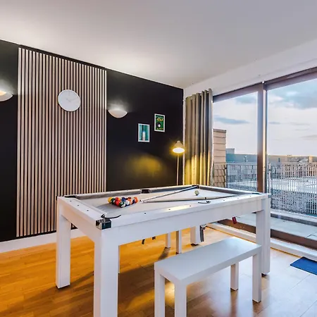 Sleeps 8, Duplex Apartment, Pool Table, Balcony X2, Long Term Disc, Perfect For Groups Lägenhet