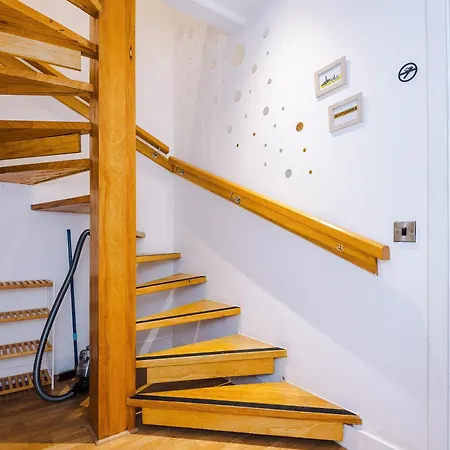 Sleeps 8, Duplex Apartment, Pool Table, Balcony X2, Long Term Disc, Perfect For Groups * Manchester